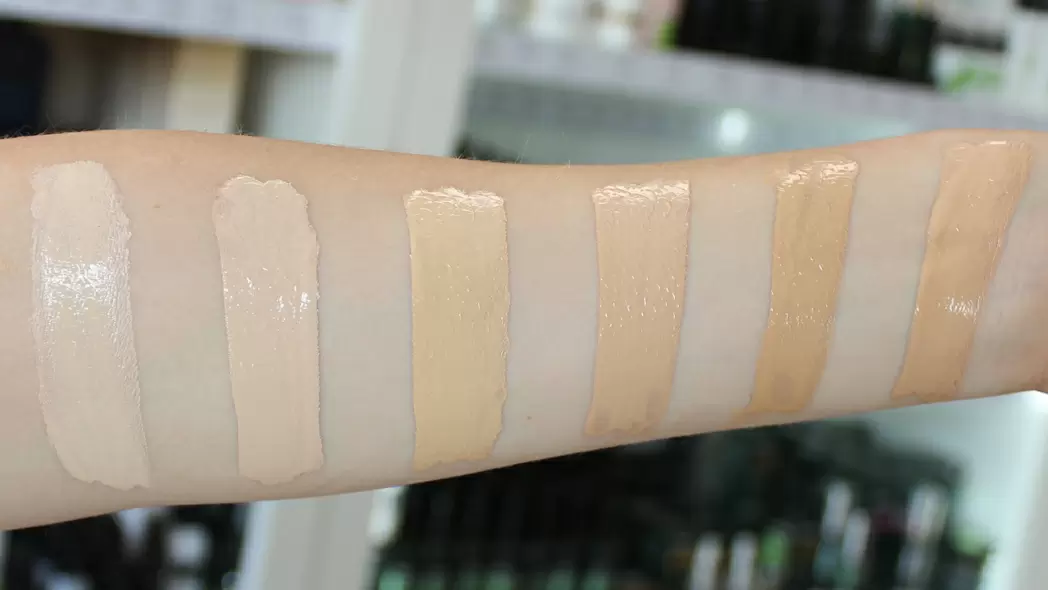 Rozświetlająco - nawilżający lekki krem BB LET'S GLOW SPF20